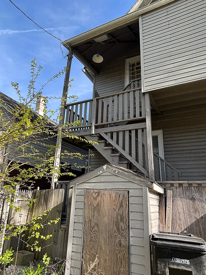 3 bed, 1000 sqft, $1,900 — Photo 2