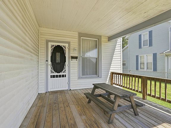 3rd image of 515 Mayne St