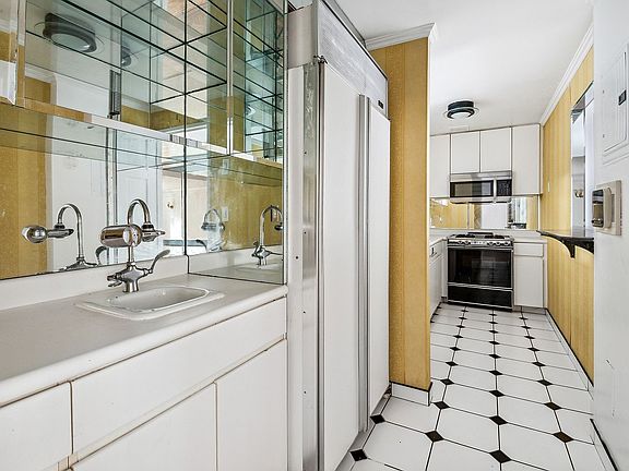 5th image of 216 E 47th St APT 6A