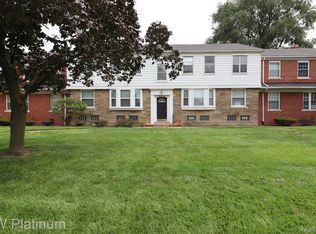 21401 Sloan Dr APT 210, Harper Woods, MI 48225