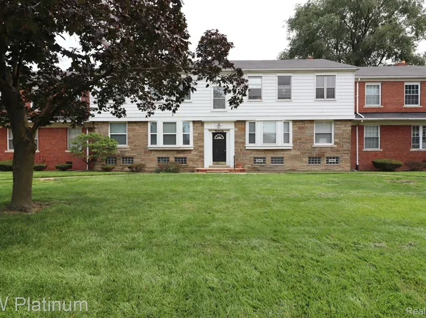 21401 Sloan Dr APT 210, Harper Woods, MI 48225