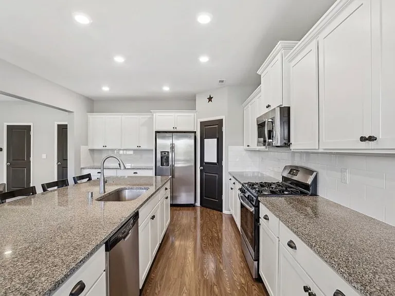 3221 Hanna Dr NE — Photo 3