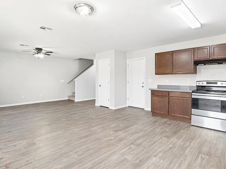 1748 N Logan Ln — Photo 8