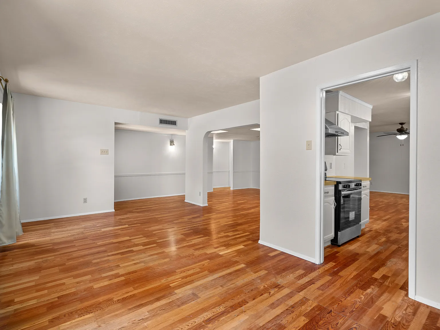 3 bed, 1695 sqft, $2,300 — Photo 3