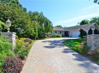 4 Haig Ct, Dix Hills, NY 11746