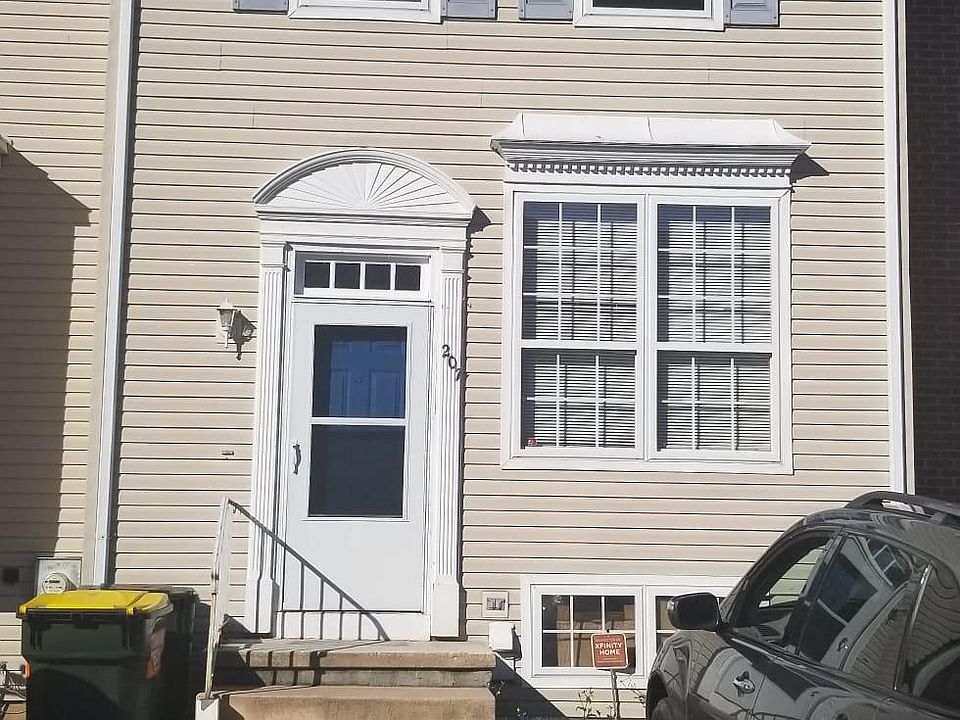 1st image of 207 Regina Ct