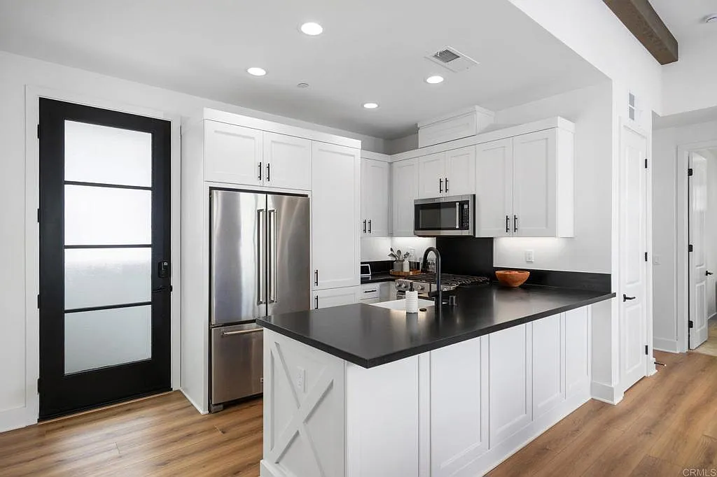 2 bed, 1.0 bath, 709 sqft, $5,500 — Photo 3