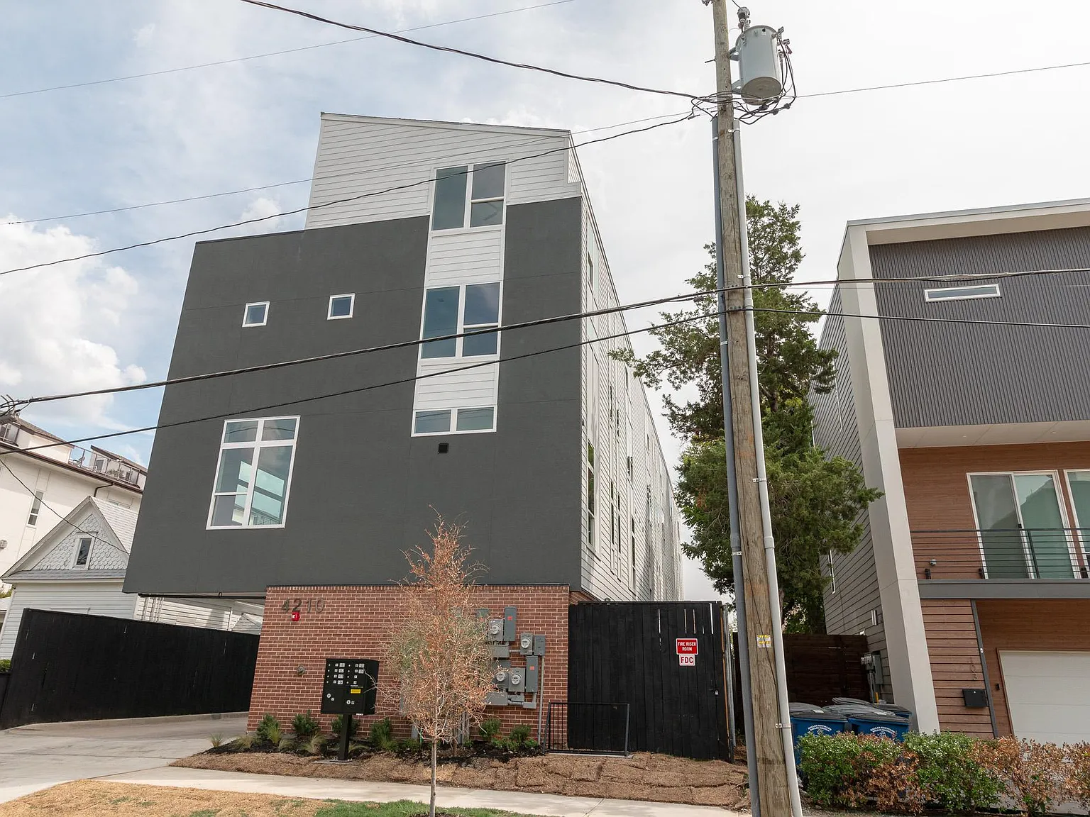 2 bed, 2.5 bath, 1965 sqft, $3,300 — Photo 4