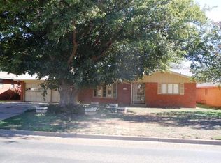 1110 Ennis St, Plainview, TX 79072