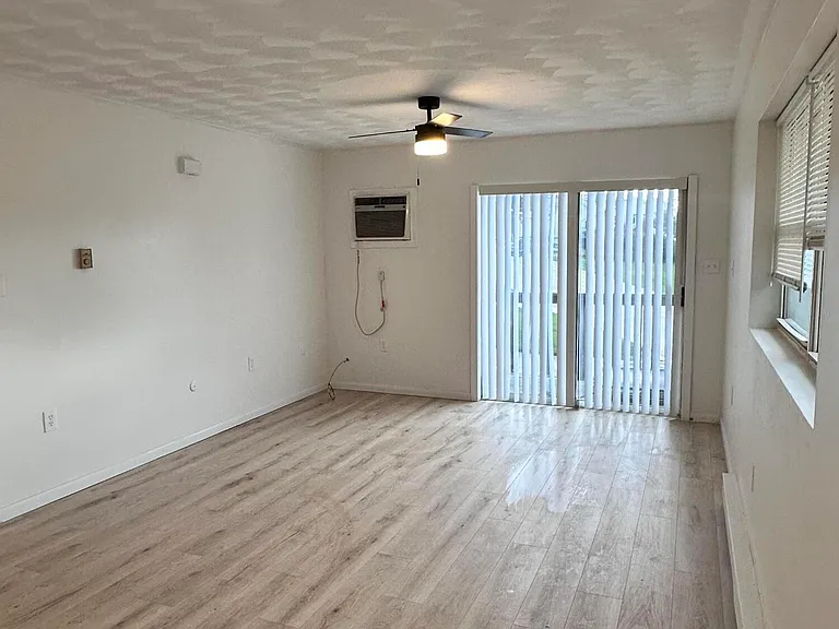 1215 Lori Ln — Photo 8