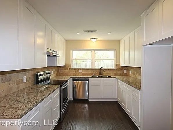 101 Royal Ct, Friendswood, TX 77546