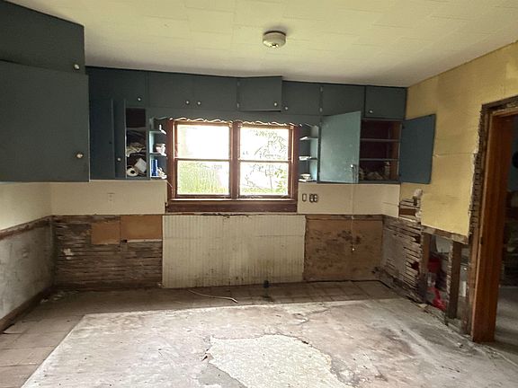 3rd image of 114 Main St