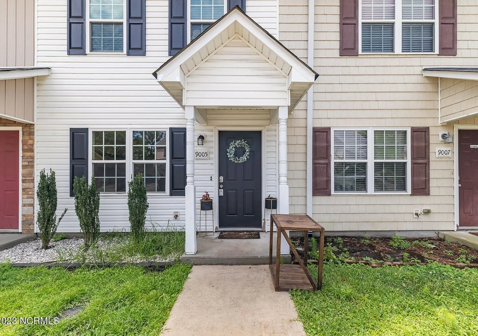 2 Bed 2.5 Bath Townhome — Photo 4