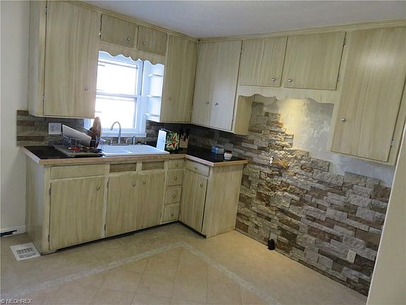 4th image of 54 Woodview Ave
