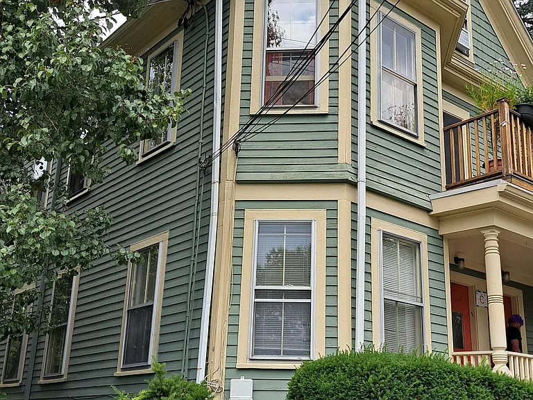 31 Vineyard St — Photo 1