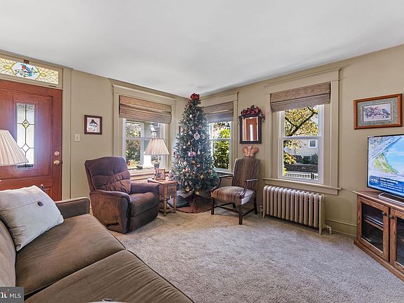5th image of 302 W Chestnut St