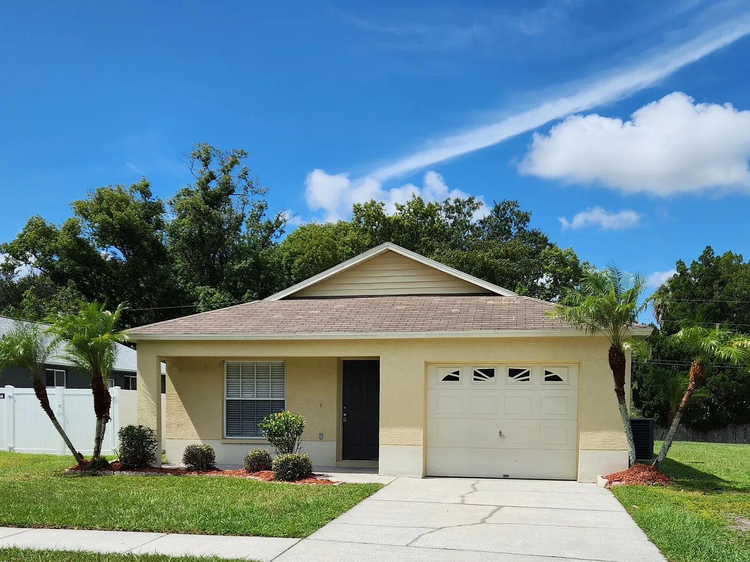 3 bed, 1262 sqft, $1,939 — Photo 2