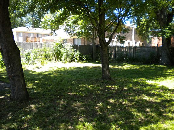 5th image of 824 Batavia Ave