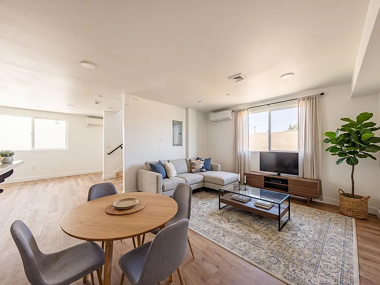 Huge 2, 3 & 4 Bed 2026 Townhomes — Photo 3