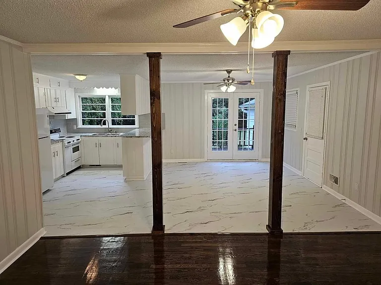 215 W Coleman Ave — Photo 2