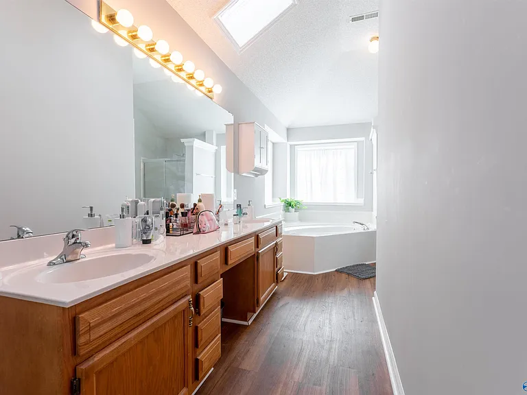 127 Sunset Blvd — Photo 16