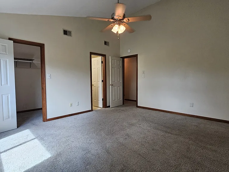 627 Creekside Ct — Photo 17