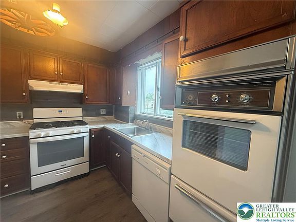 3rd image of 821 E 6th St