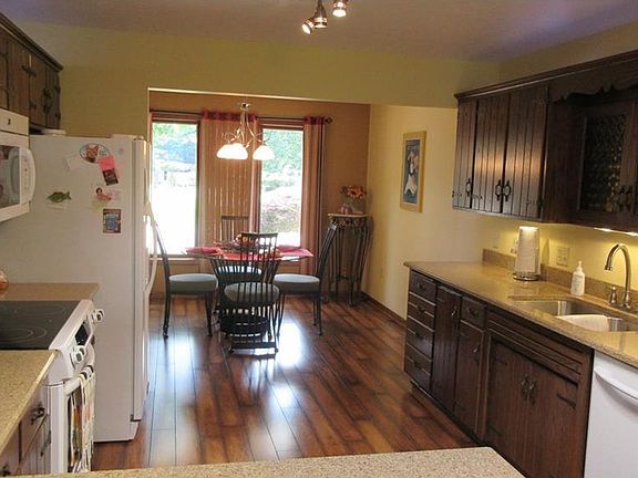 3rd image of 1901 Heritage Cir