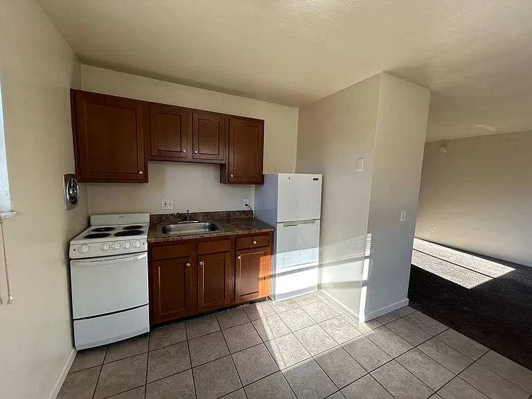 Efficiency Apartments for rent in Western Hills — Photo 6