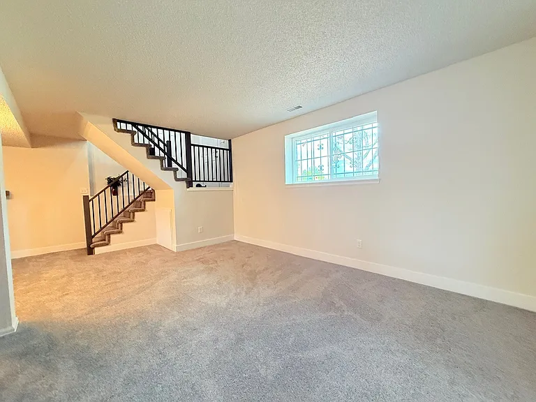 4770 Newton Dr — Photo 28
