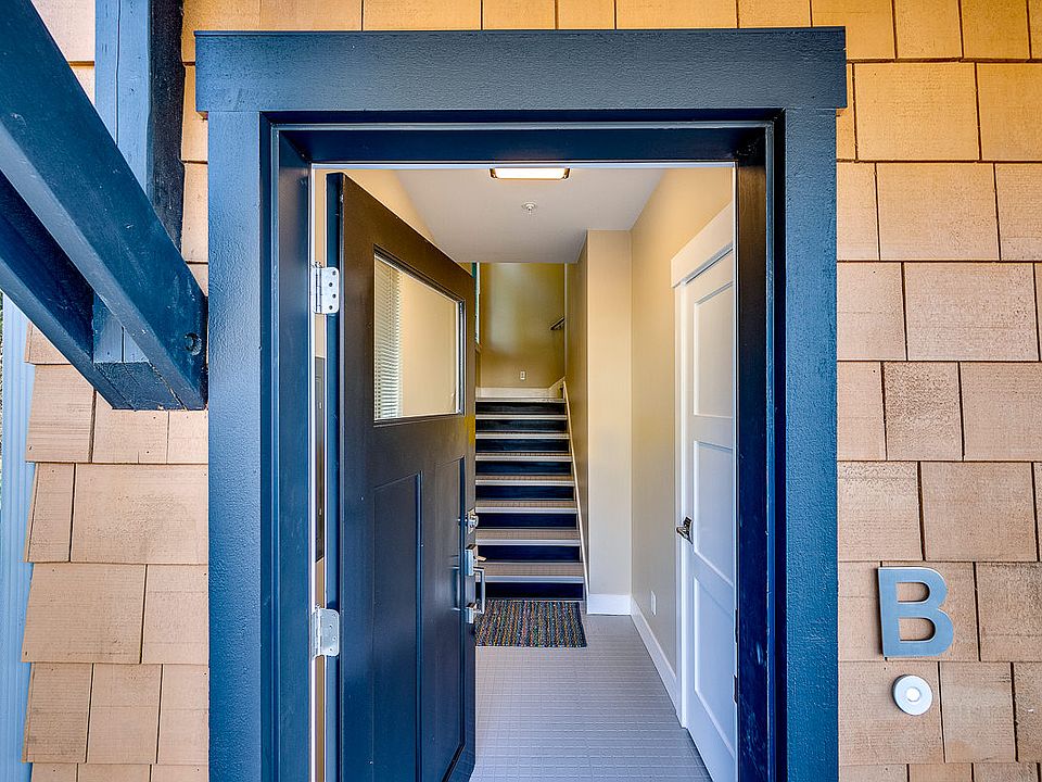 Entrance to Apt B