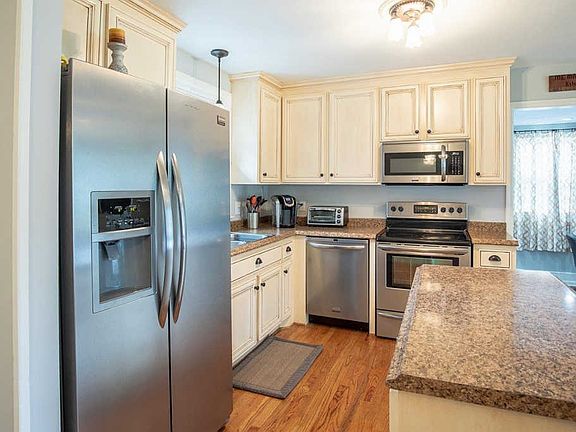 4th image of 140 Bailey Collins Dr