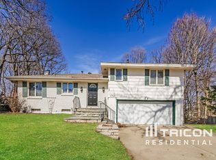 4044 Thrushwood Ln, Minnetonka, MN 55345