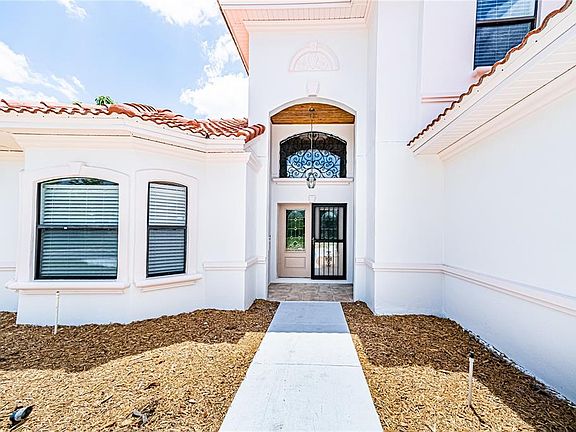 4th image of 601 Queens Mirror Cir