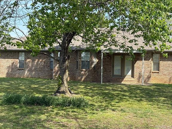 3rd image of 3202 Red Oak Dr