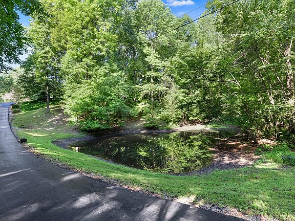 4th image of 155 Madonna Dr