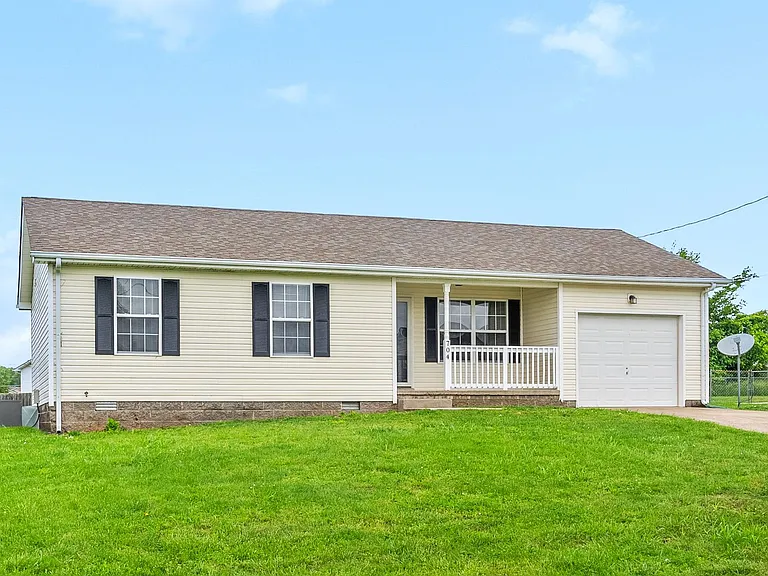 704 Shetland Dr — Photo 1