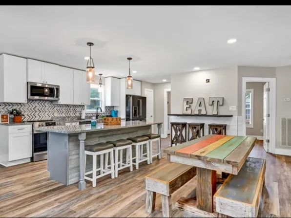 324 NE 54th St, Oak Island, NC 28465