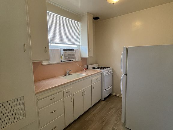 4th image of 301 N Hollywood Way #N