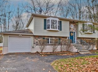 202 Linden Loop, Pocono Summit, PA 18346