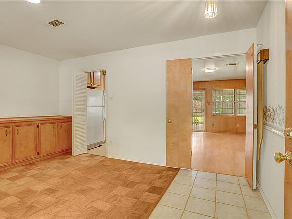 3rd image of 1810 Locksford St