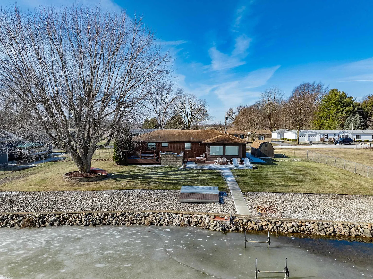 2832 N Lakeview Dr photo 1