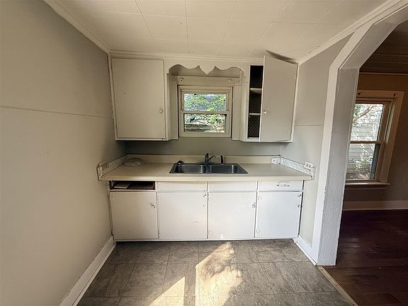 4th image of 1402 High St