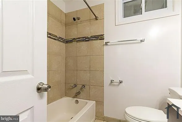 1729 E St NE #4 — Photo 8
