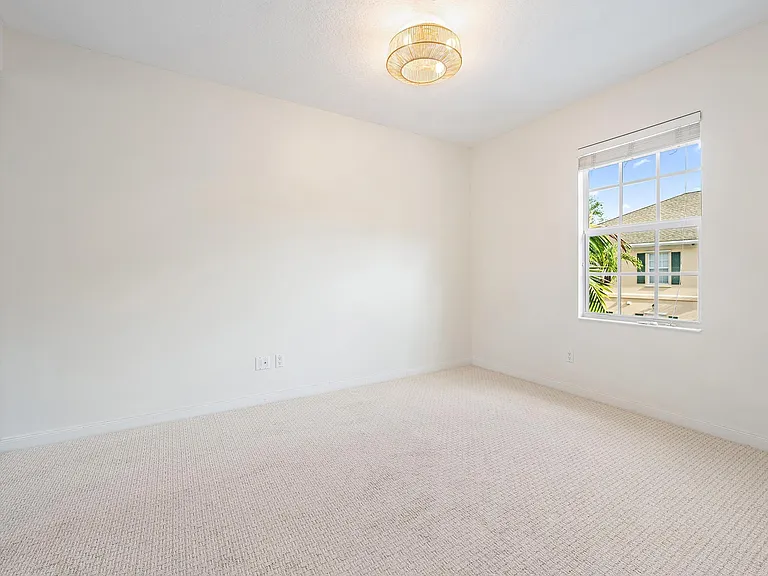 136 Ashley Ct — Photo 18