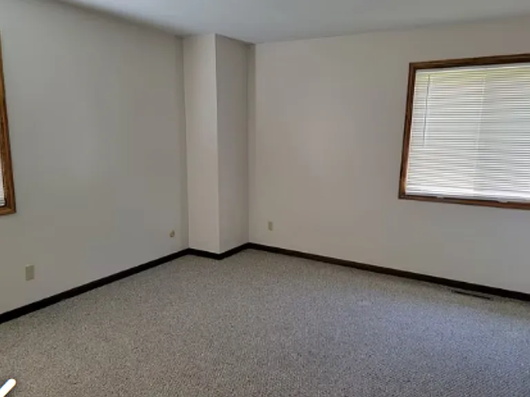 6295 Amanda Dr — Photo 4