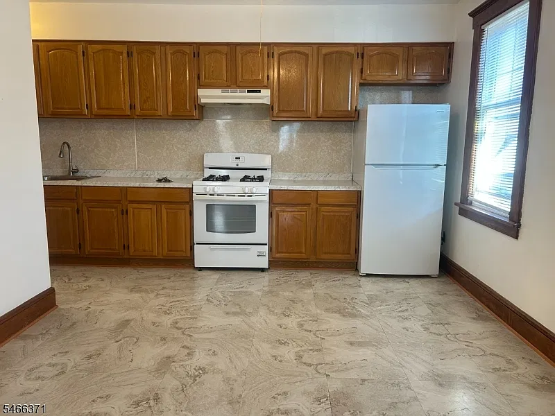 2 bed, 1.0 bath, $1,900 — Photo 2