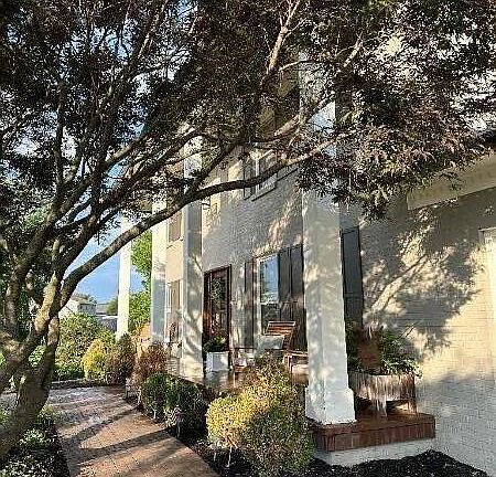 3rd image of 633 Lakeshore Dr