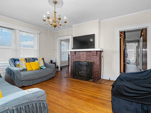 4th image of 1113 Nash Street E