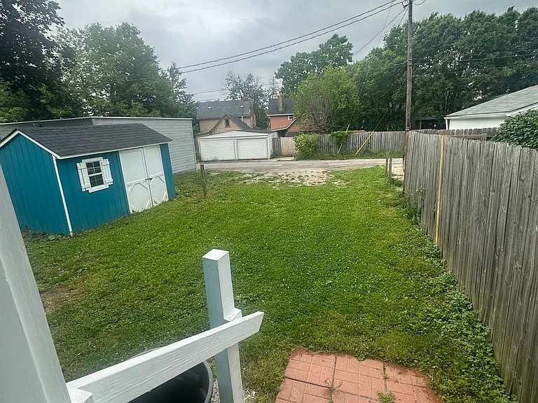 1063 Summit St — Photo 11